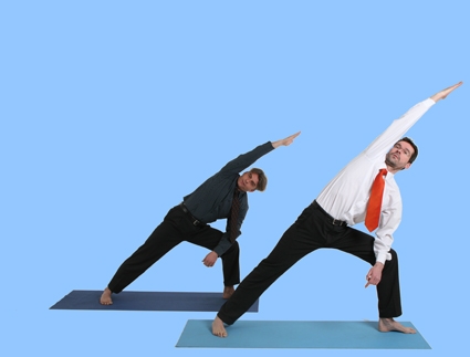 zwei yoga teilnehmer im business-yoga