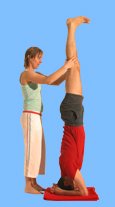 yoga münchen kopfstand phase 5 mit hilfestellung für das alignment